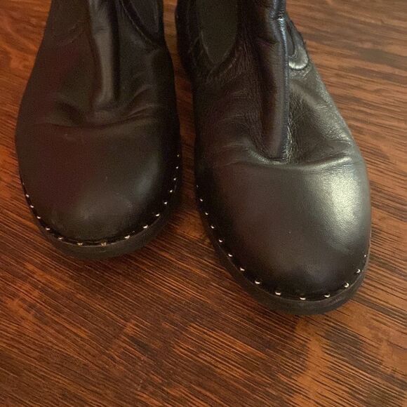 Steve Madden size 7, black leather ankle boots, with silver studs around bottom - Picture 4 of 8